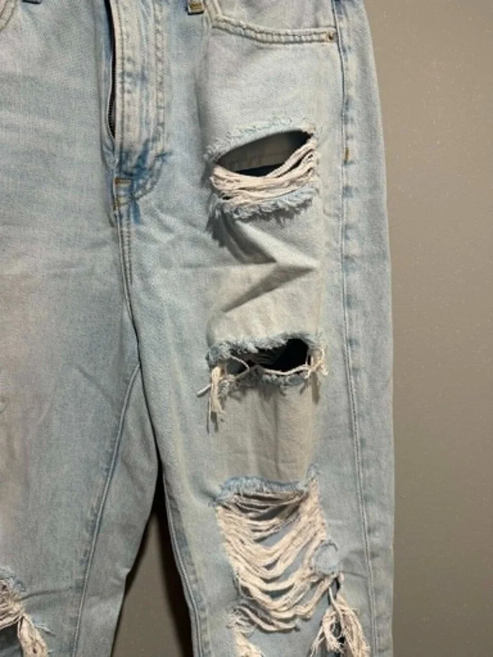 H&M Distressed Jeans Size 8 Short